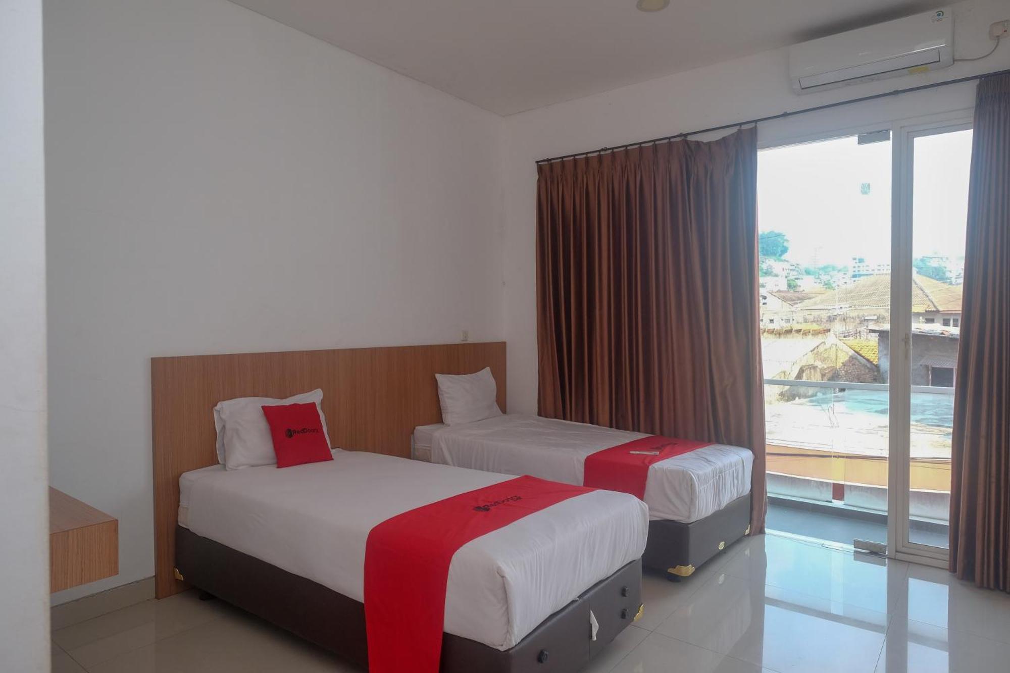 Hotel Reddoorz Syariah Near Simpang Lima Semarang Jomblang Esterno foto