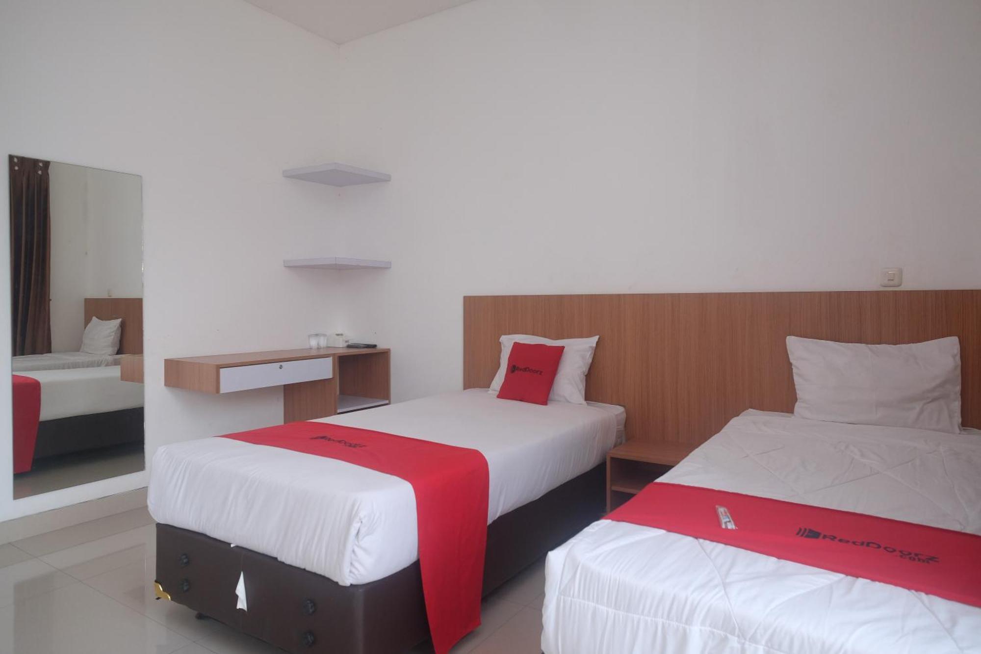 Hotel Reddoorz Syariah Near Simpang Lima Semarang Jomblang Esterno foto